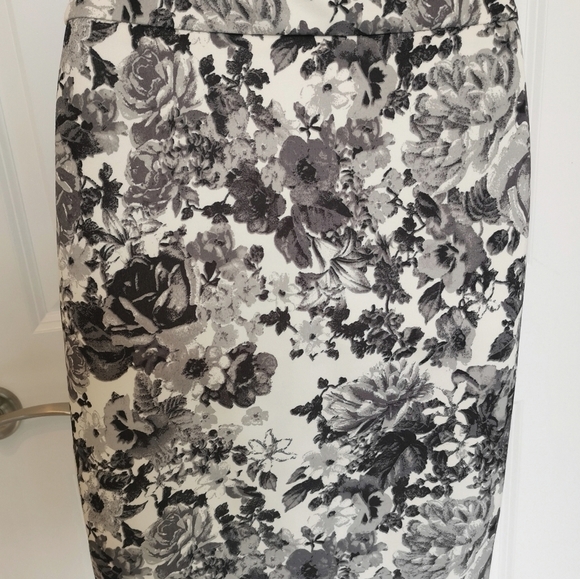 NWOT Mack + Liam pencil skirt black and white rose floral - Picture 7 of 10